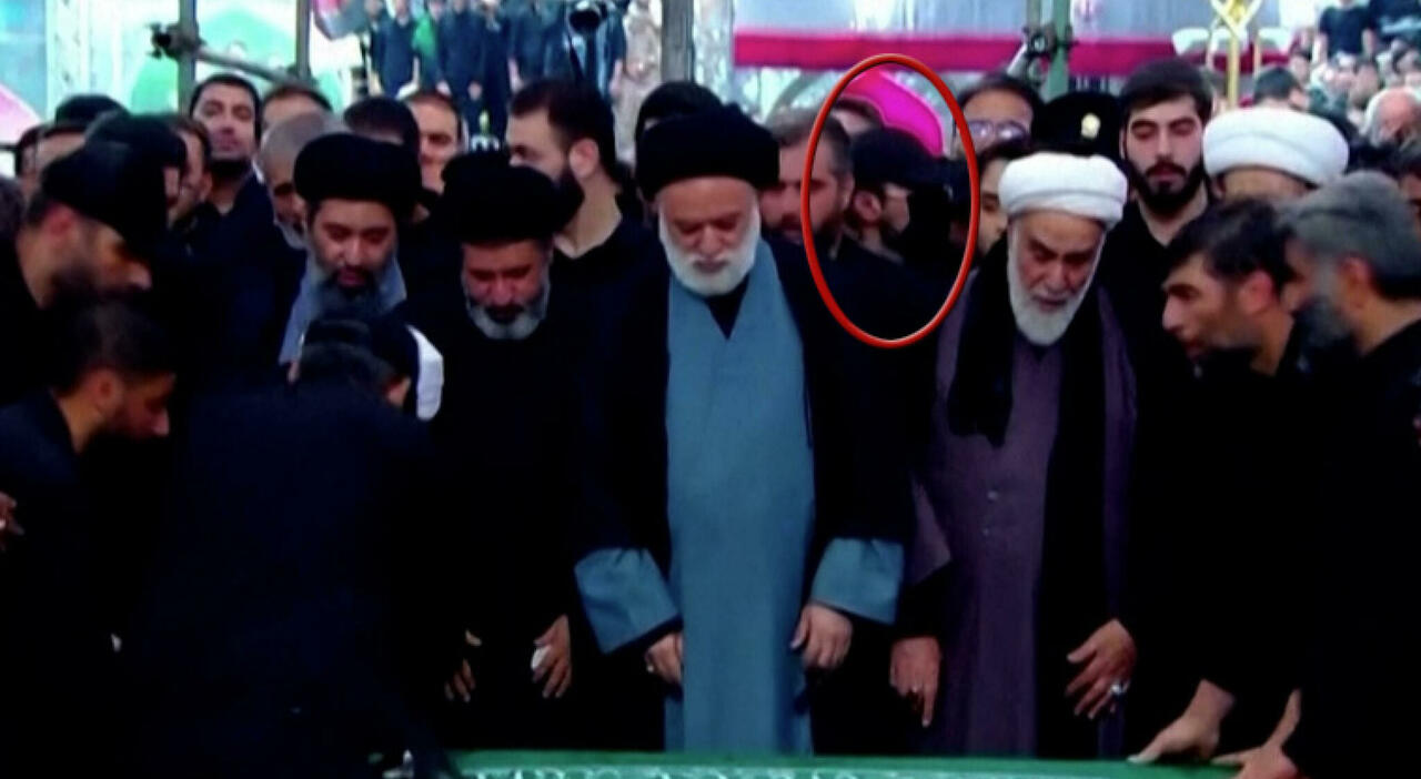 https://statics.cedscdn.it/photos/MED_HIGH/2026/07/10/9643846_10182109_funerali_khamenei_giallo_iran_mojtaba_volto_nascosto.jpg