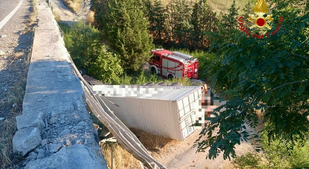 incidente matera camion cade da cavalcavia sulla statale 7 un morto da Quotidianodipuglia.it incidente matera camion cade da cavalcavia sulla statale 7 un morto