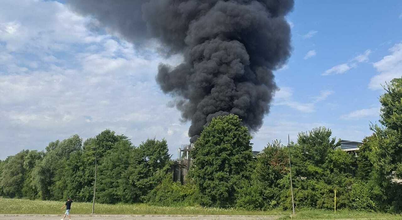 incendio in una fabbrica bruciano vernici e bancali colonna di fumo visibile a chilometri