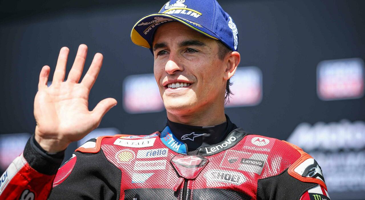 Marc Marquez festeggia dopo aver conquistato la pole al Sachsenring