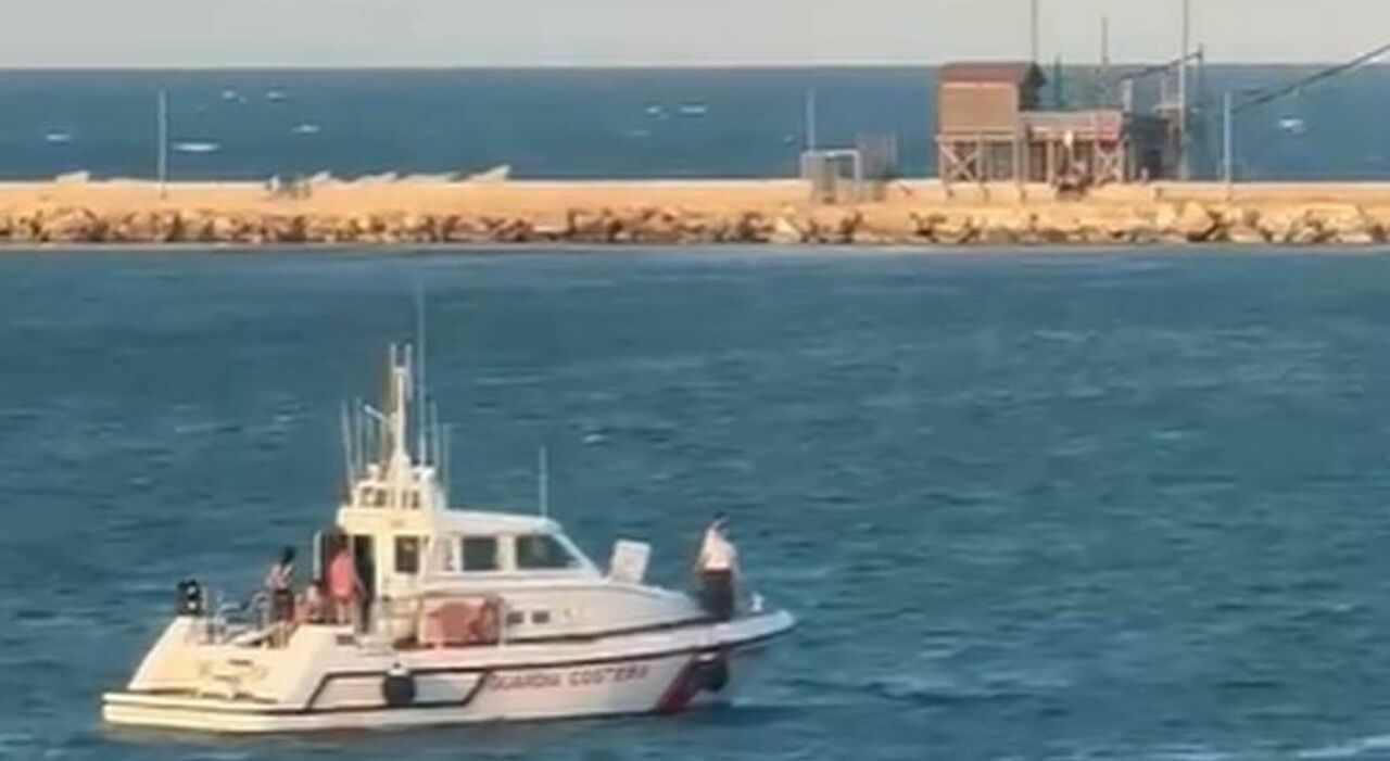 salvataggio in mare a barletta quattro persone sul sup bloccate dal maltempo da Quotidianodipuglia.it salvataggio in mare a barletta quattro persone sul sup bloccate dal maltempo