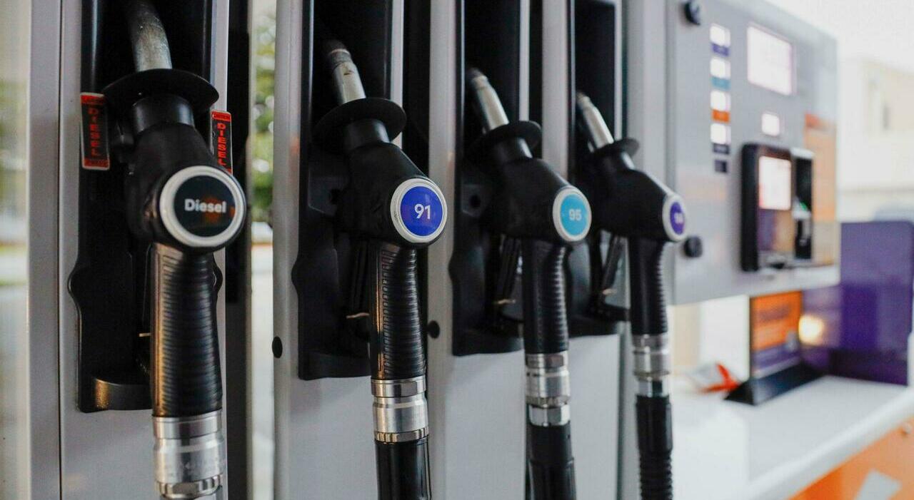 Consumatori, stangata estiva: fare il pieno all'auto costa 6,8 euro in più