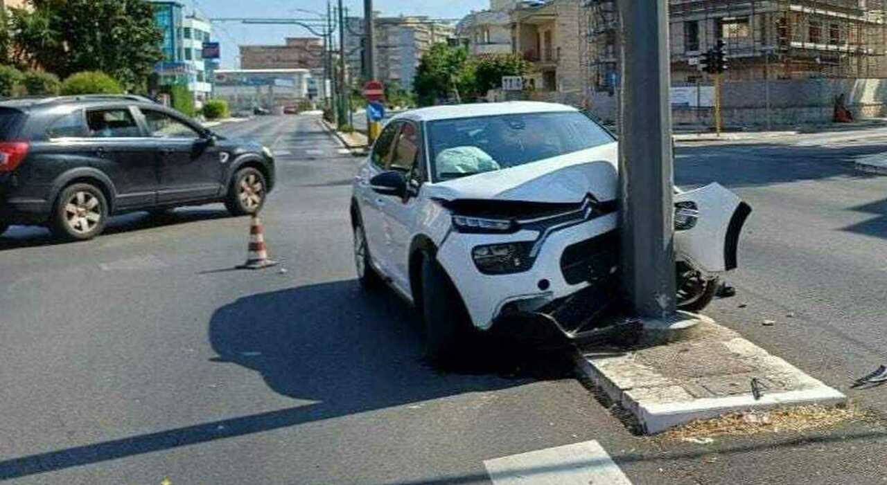 lecce auto contro un palo cinque feriti da Quotidianodipuglia.it lecce auto contro un palo cinque feriti