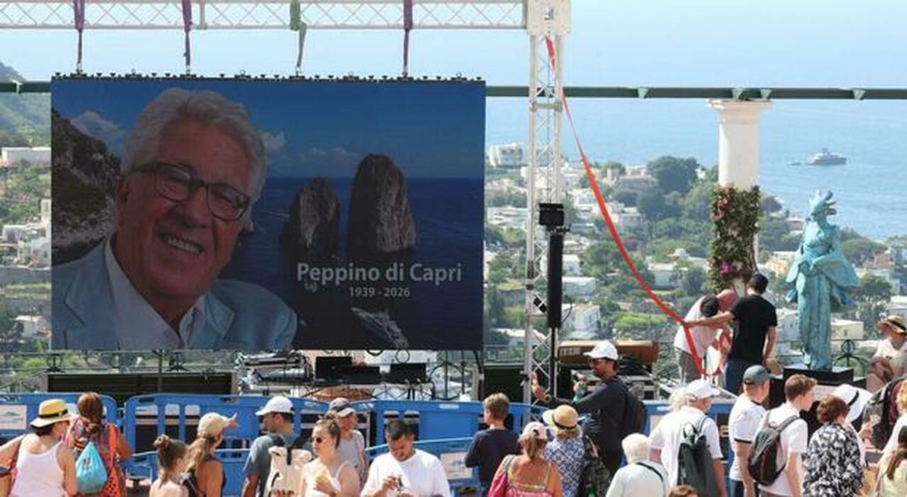 funerali peppino di capri lultimo applauso arriva nella sua piazzetta da Ilmattino.it funerali peppino di capri lultimo applauso arriva nella sua piazzetta