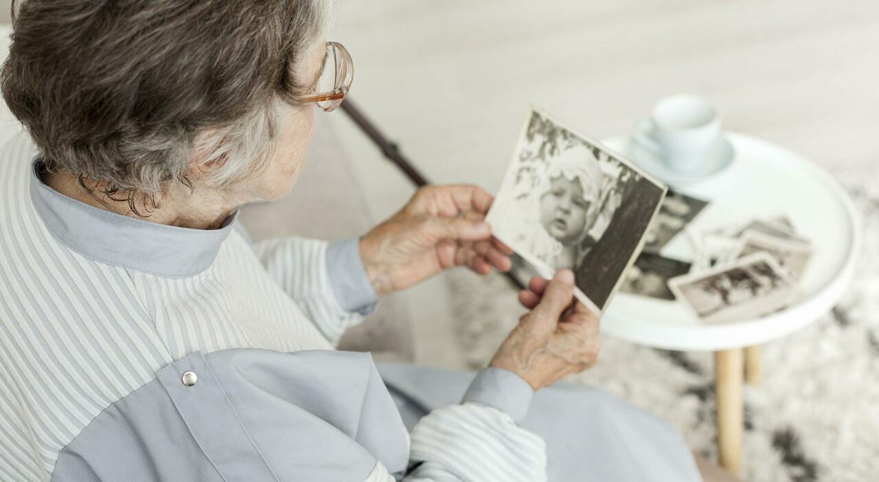 https://statics.cedscdn.it/photos/MED_HIGH/2026/07/13/9648453_13095811_close_up_grandmother_looking_old_pictures.jpg