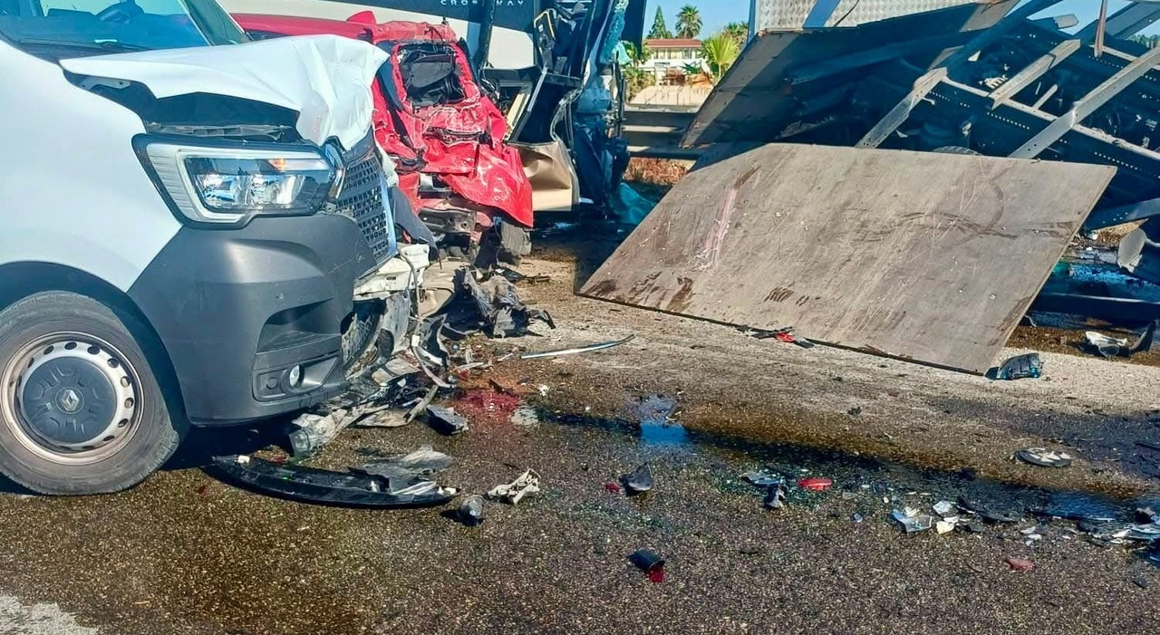 foggia spaventoso incidente stradale diversi feriti e sette mezzi coinvolti da Quotidianodipuglia.it foggia spaventoso incidente stradale diversi feriti e sette mezzi coinvolti