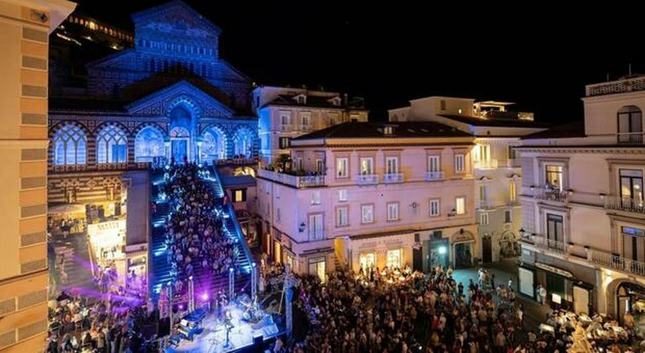 Amalfi da palcoscenico tra musica, show e letture