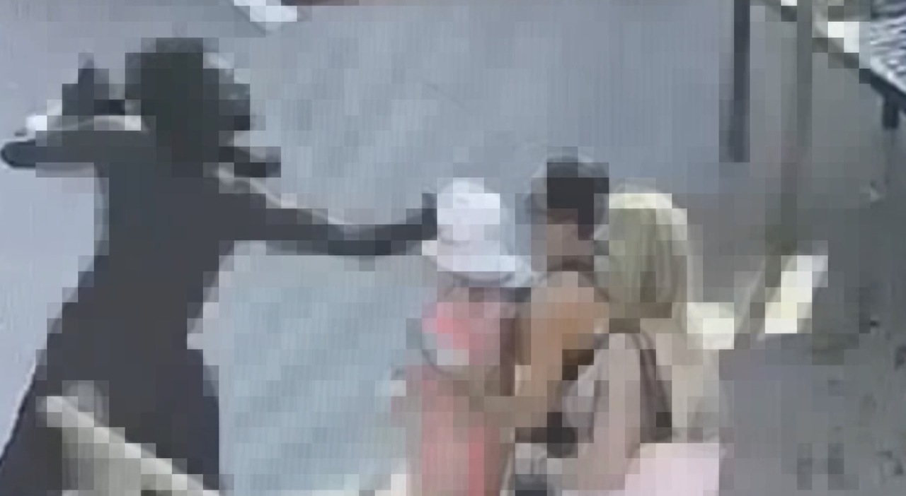 castel volturno il momento dell aggressione in un lido lo schiaffo contro la cliente da Ilmattino.it castel volturno il momento dell aggressione in un lido lo schiaffo contro la cliente