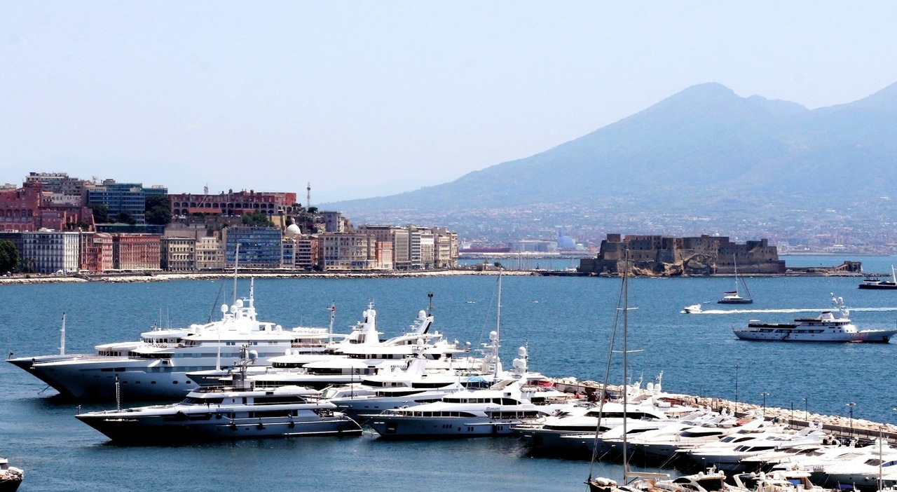 I grandi yacht nel Golfo di Napoli