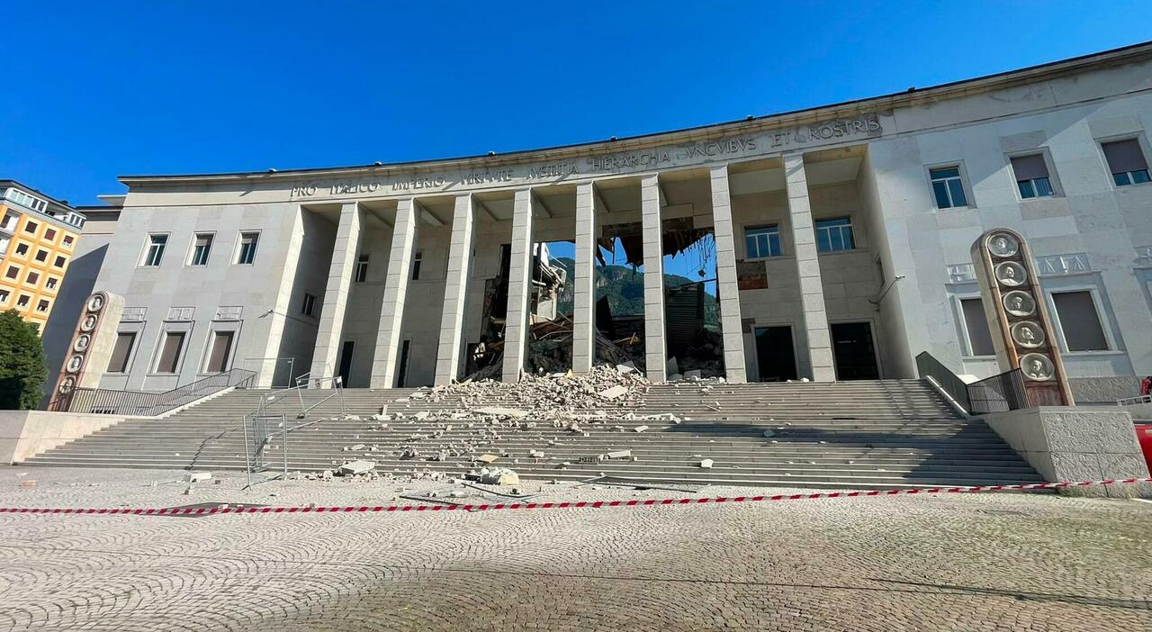 Bolzano, crolla il tetto del tribunale: le immagini choc. I vigili: «Abbiamo pensato a un attentato»