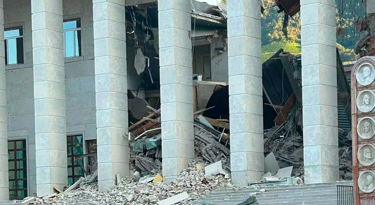 crolla il tetto del tribunale edificio sventrato ferita un addetta alle pulizie da Ilgazzettino.it crolla il tetto del tribunale edificio sventrato ferita un addetta alle pulizie