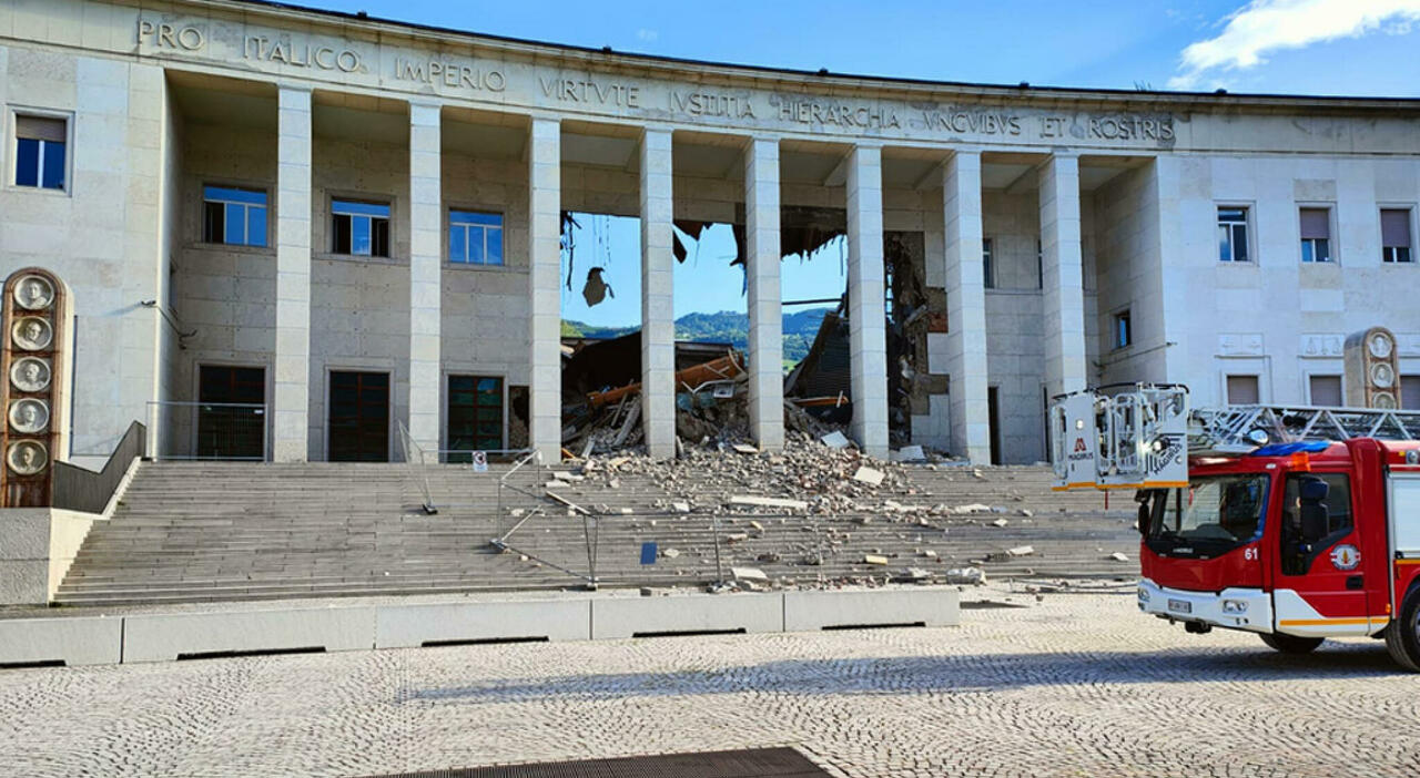 crolla il tetto del tribunale edificio sventrato ferita un addetta alle pulizie hanno ceduto i pilastri tragedia sfiorata da Ilgazzettino.it crolla il tetto del tribunale edificio sventrato ferita un addetta alle pulizie hanno ceduto i pilastri tragedia sfiorata