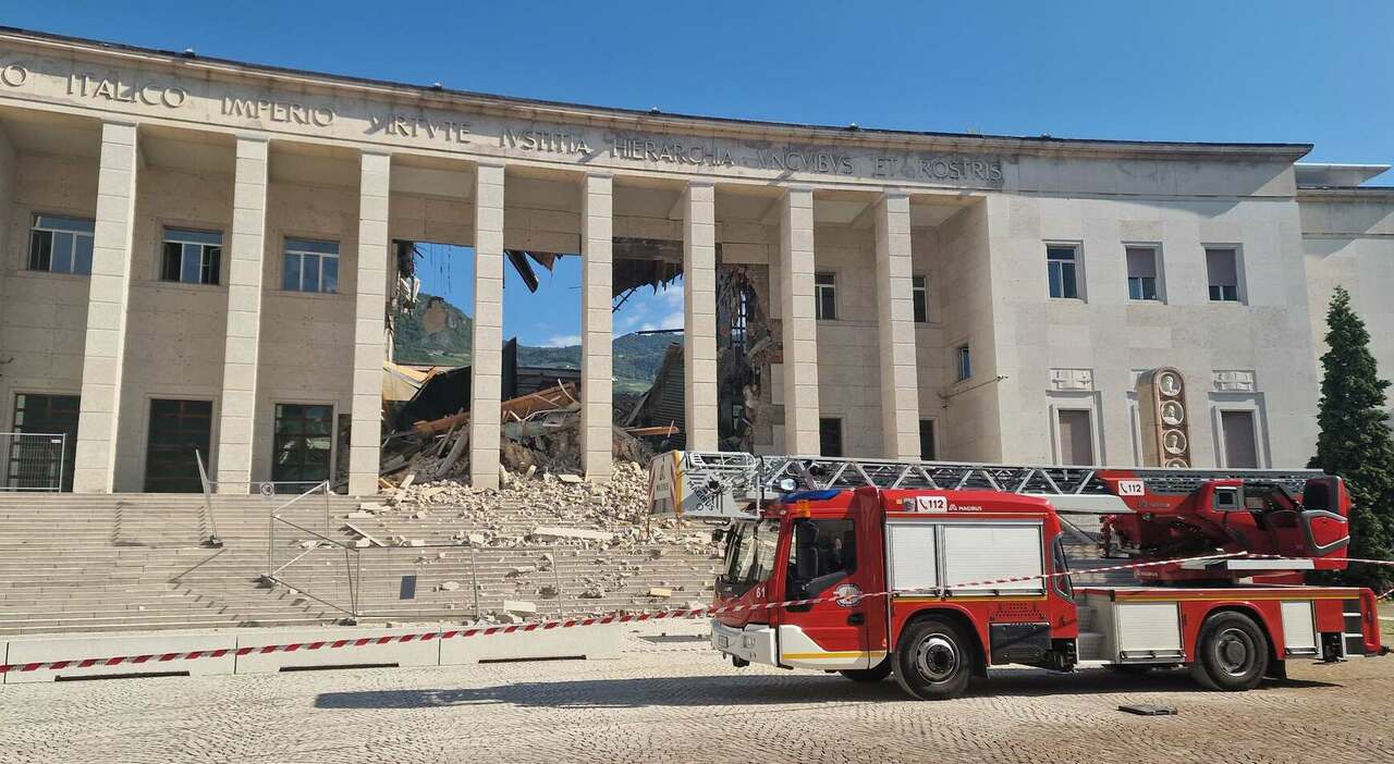 crolla il tetto del tribunale edificio sventrato ferita un addetta alle pulizie ispezioni con i cani tra le macerie da Ilgazzettino.it crolla il tetto del tribunale edificio sventrato ferita un addetta alle pulizie ispezioni con i cani tra le macerie