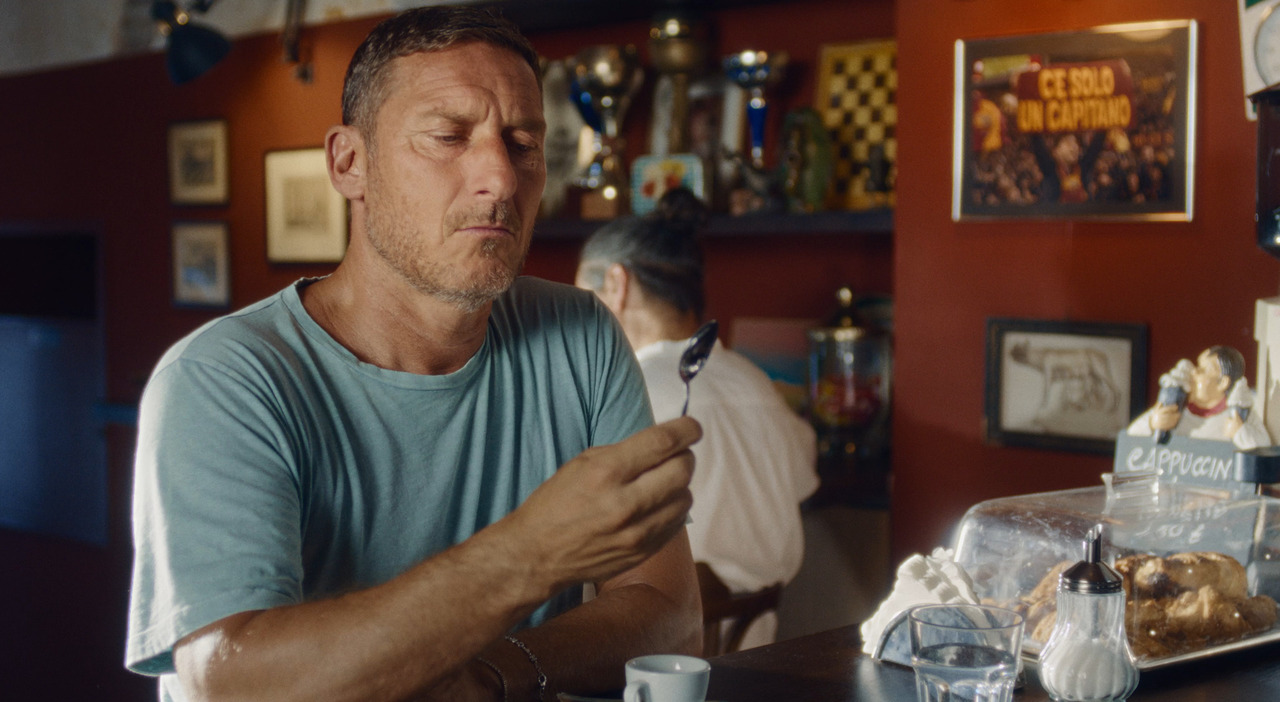https://statics.cedscdn.it/photos/MED_HIGH/2026/07/16/9654916_16121357_totti_spot_spiderman_brand_new_day_roma_video.jpg