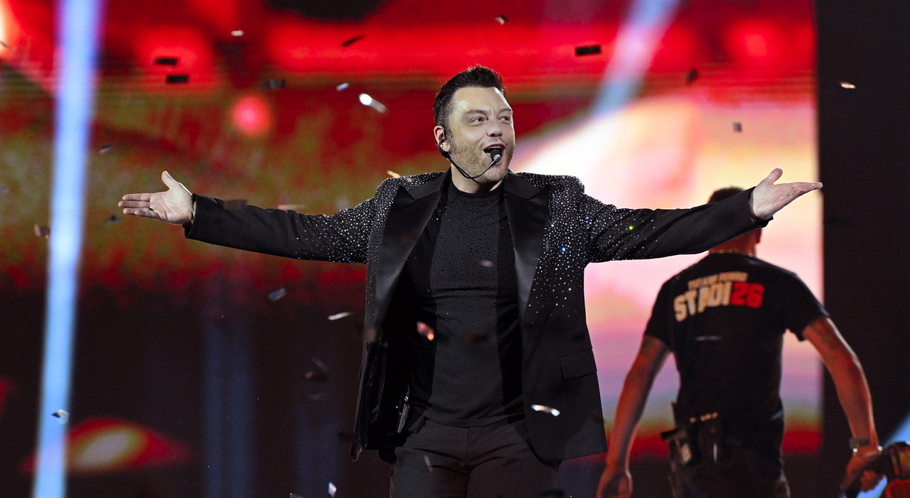 https://statics.cedscdn.it/photos/MED_HIGH/2026/07/16/9654950_16130128_tiziano_ferro_2_.jpg