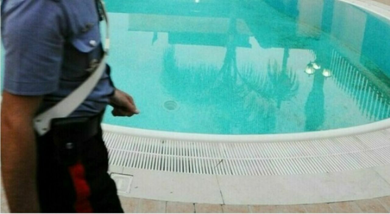 https://statics.cedscdn.it/photos/MED_HIGH/2026/07/16/9654961_16124513_bambina_piscina.jpg
