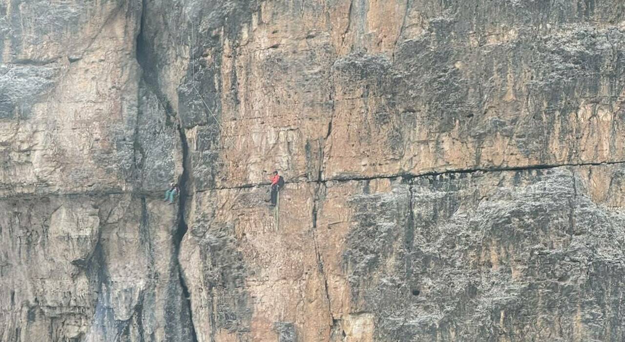 alpinista precipita per 15 metri resta sospesa nel vuoto ma la compagna di cammino la trattiene fino all arrivo dei soccorsi e la salva da Ilgazzettino.it alpinista precipita per 15 metri resta sospesa nel vuoto ma la compagna di cammino la trattiene fino all arrivo dei soccorsi e la salva