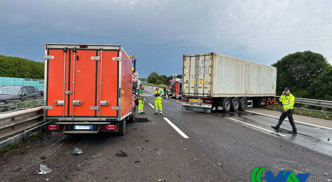 incidente tra camion e autocarro in a4 un ferito autostrada chiusa e traffico paralizzato anche nel senso opposto a causa dei curiosi
