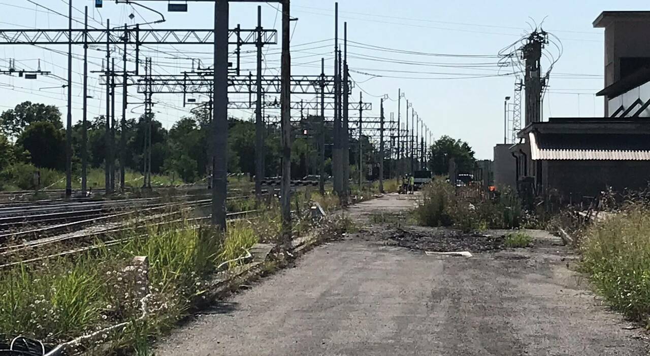 operaio travolto dal treno mentre lavora sui binari 43enne morto sul colpo disagi sulla linea venezia trieste