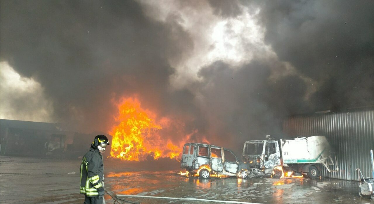 incendio in un azienda di rifiuti paura tra i residenti da Quotidianodipuglia.it incendio in un azienda di rifiuti paura tra i residenti