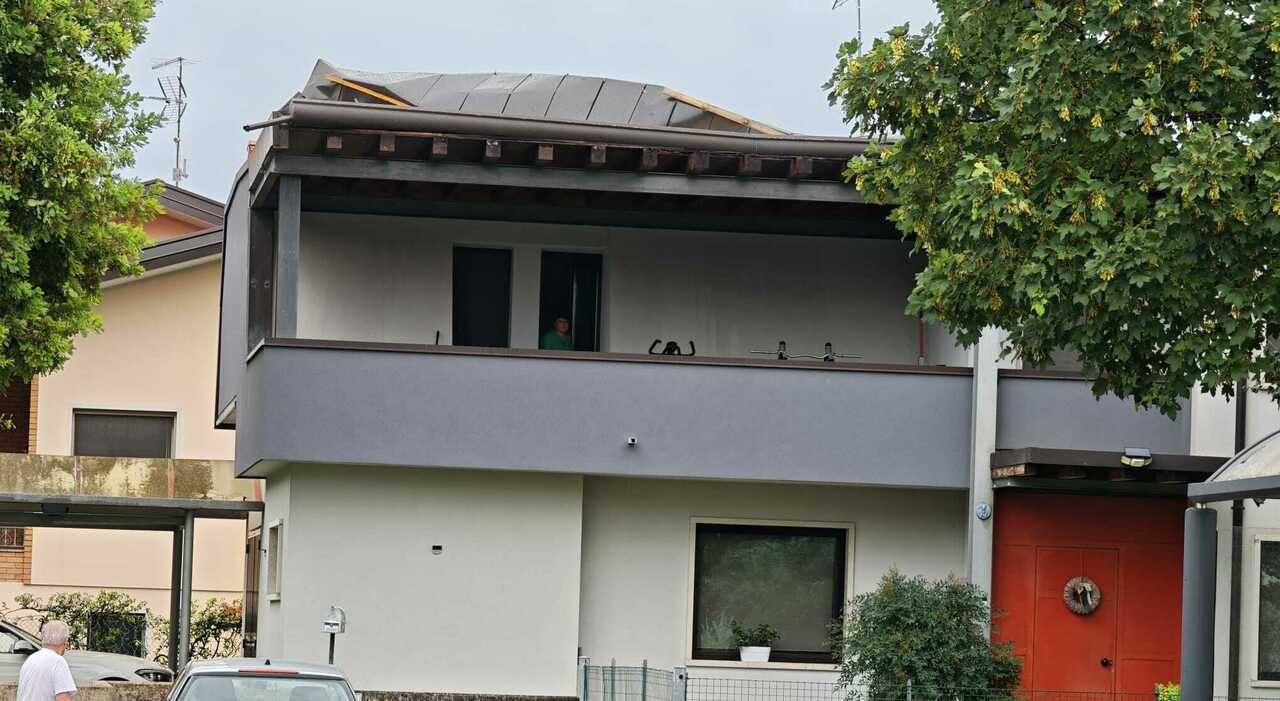 tromba d aria scoperchia il tetto di una casa a san vito vedevo dalla finestra i pannelli isolanti volare e gli alberi piegati da Ilgazzettino.it tromba d aria scoperchia il tetto di una casa a san vito vedevo dalla finestra i pannelli isolanti volare e gli alberi piegati