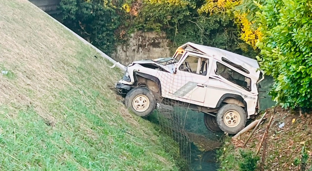 land rover sbanda all incrocio vola nel fosso e rimane in bilico sopra il canale ferito un 25enne da Ilgazzettino.it land rover sbanda all incrocio vola nel fosso e rimane in bilico sopra il canale ferito un 25enne