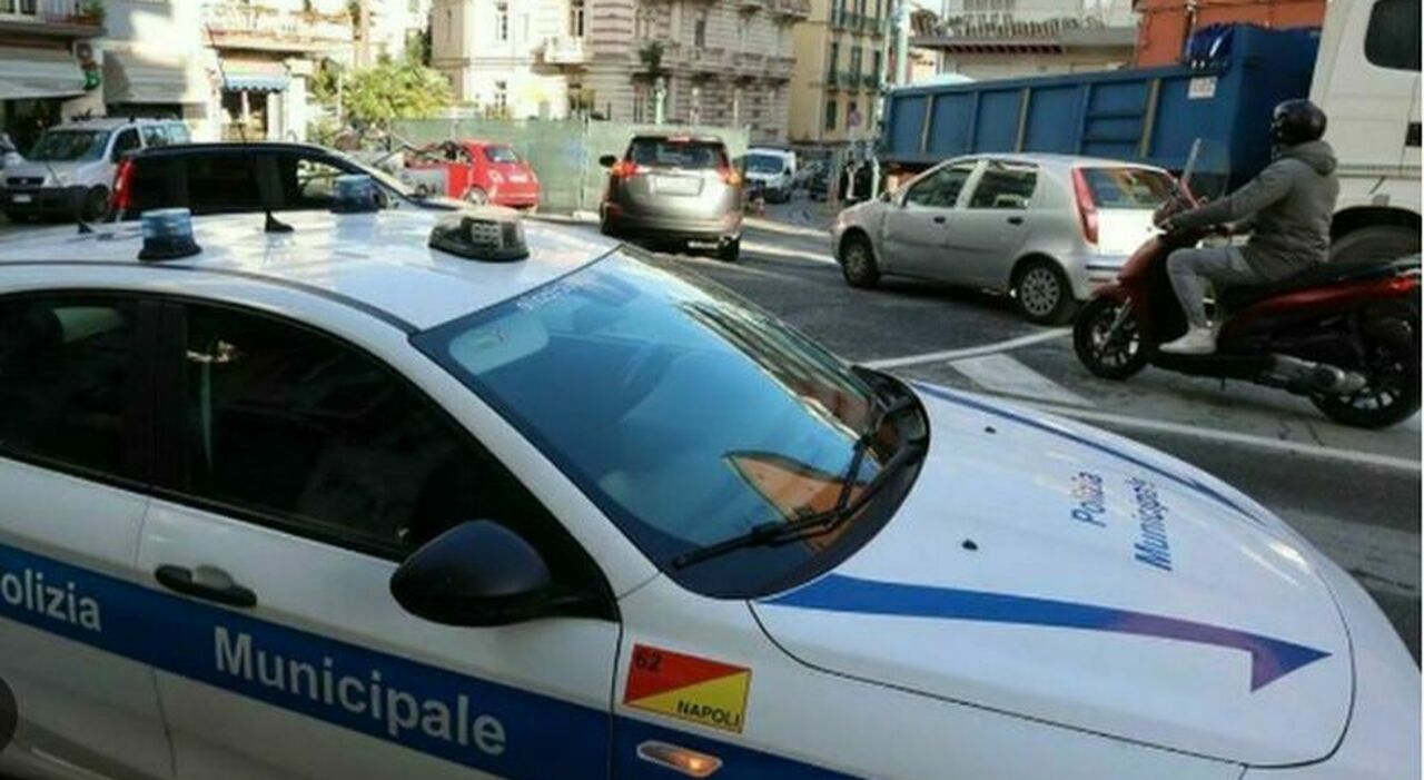 fuga allalt in centro a napoli pattuglia speronata e far west ferito un agente municipale da Ilmattino.it fuga allalt in centro a napoli pattuglia speronata e far west ferito un agente municipale