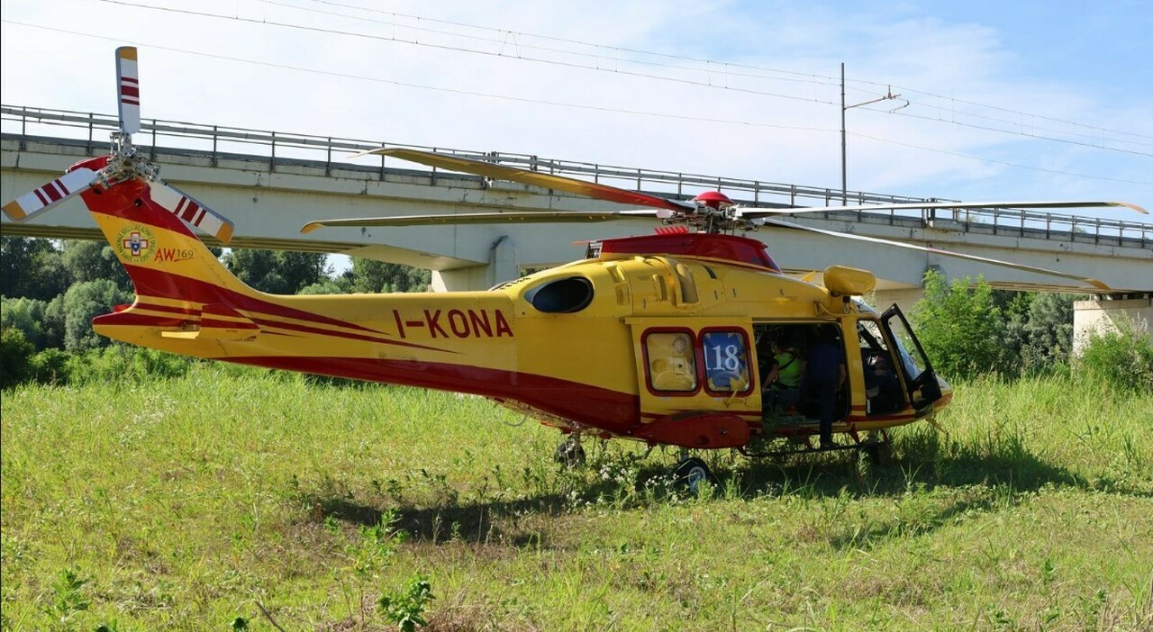 Motociclista punto da una vespa va in choc anafilattico e si accascia a terra, 79enne salvato dall'intervento del Suem 118