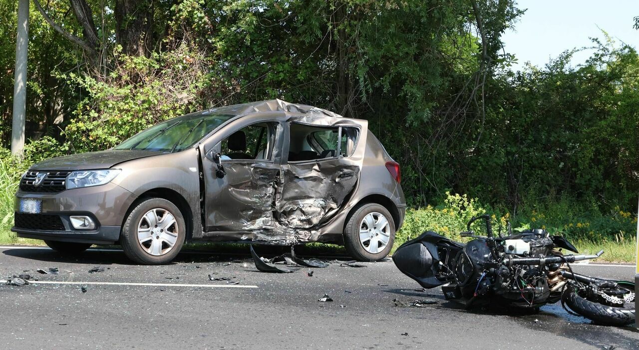 motociclista si schianta contro un auto sulla feltrina il giovane sbalzato a terra 232 grave strada chiusa da Ilgazzettino.it motociclista si schianta contro un auto sulla feltrina il giovane sbalzato a terra 232 grave strada chiusa