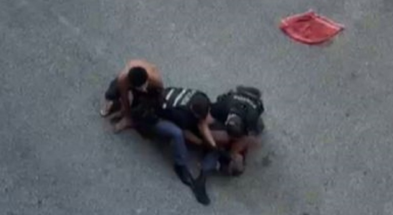 uomo ammanettato muore durante intervento della polizia a bologna aiuto basta le urla in un video la sorella me lo hanno ucciso da Ilmessaggero.it uomo ammanettato muore durante intervento della polizia a bologna aiuto basta le urla in un video la sorella me lo hanno ucciso
