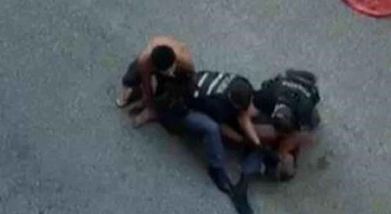 uomo muore durante intervento di polizia a bologna aiuto basta le urla in un video era ammanettato da Ilmessaggero.it uomo muore durante intervento di polizia a bologna aiuto basta le urla in un video era ammanettato