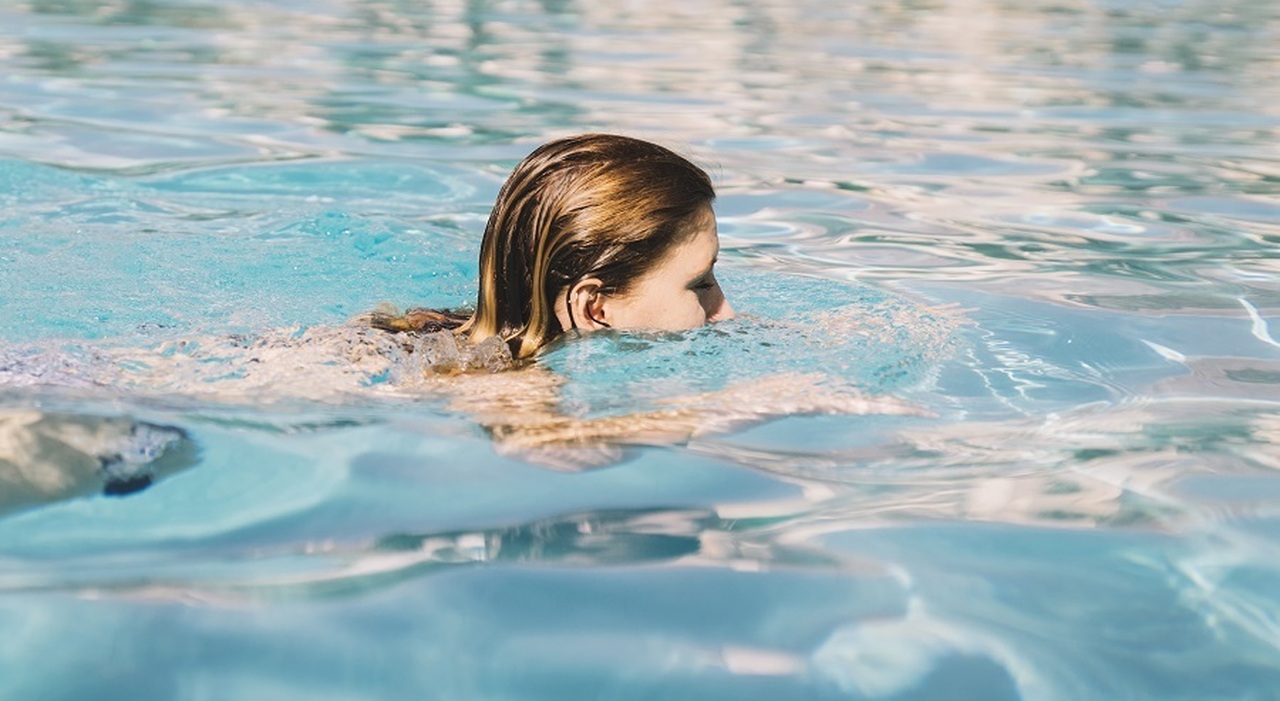 Bambino annegato in acqua, genitore che cerca di salvare la vita, distanza di un braccio