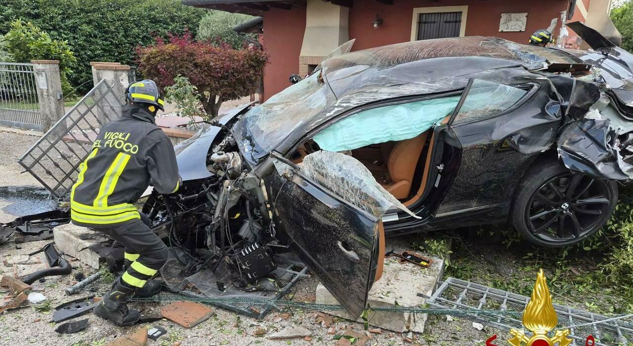perde il controllo della bentley che si schianta contro una casa distrutti cancello e recinzione e demolita una parete soccorse tre persone da Ilgazzettino.it perde il controllo della bentley che si schianta contro una casa distrutti cancello e recinzione e demolita una parete soccorse tre persone