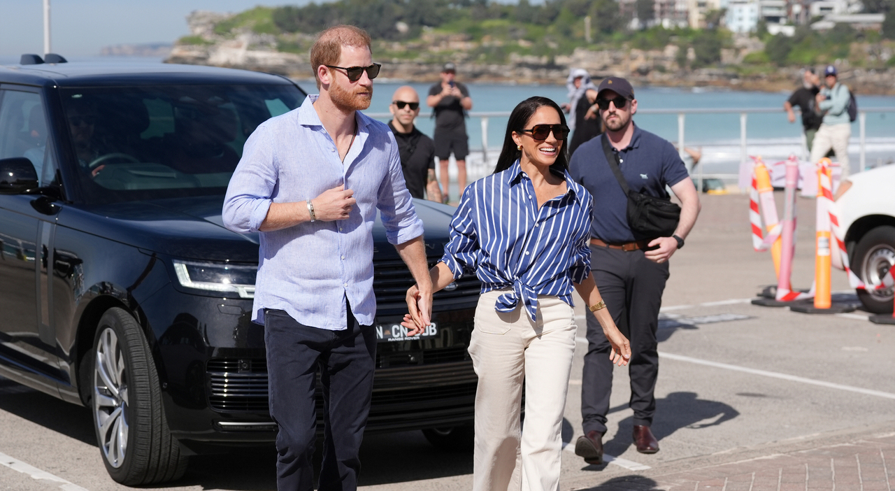 https://statics.cedscdn.it/photos/MED_HIGH/2026/07/19/9660763_19193143_harry_meghan_faccia_faccia_carlo_gelido_costretta_tornare_california_anticipo_felici_essere_casa_oggi.jpg