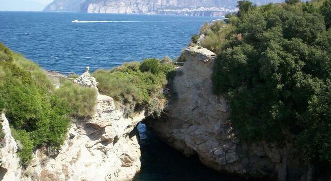 sorrento le 30 spiagge migliori d italia ci sono anche i bagni della regina giovanna da Ilmattino.it sorrento le 30 spiagge migliori d italia ci sono anche i bagni della regina giovanna