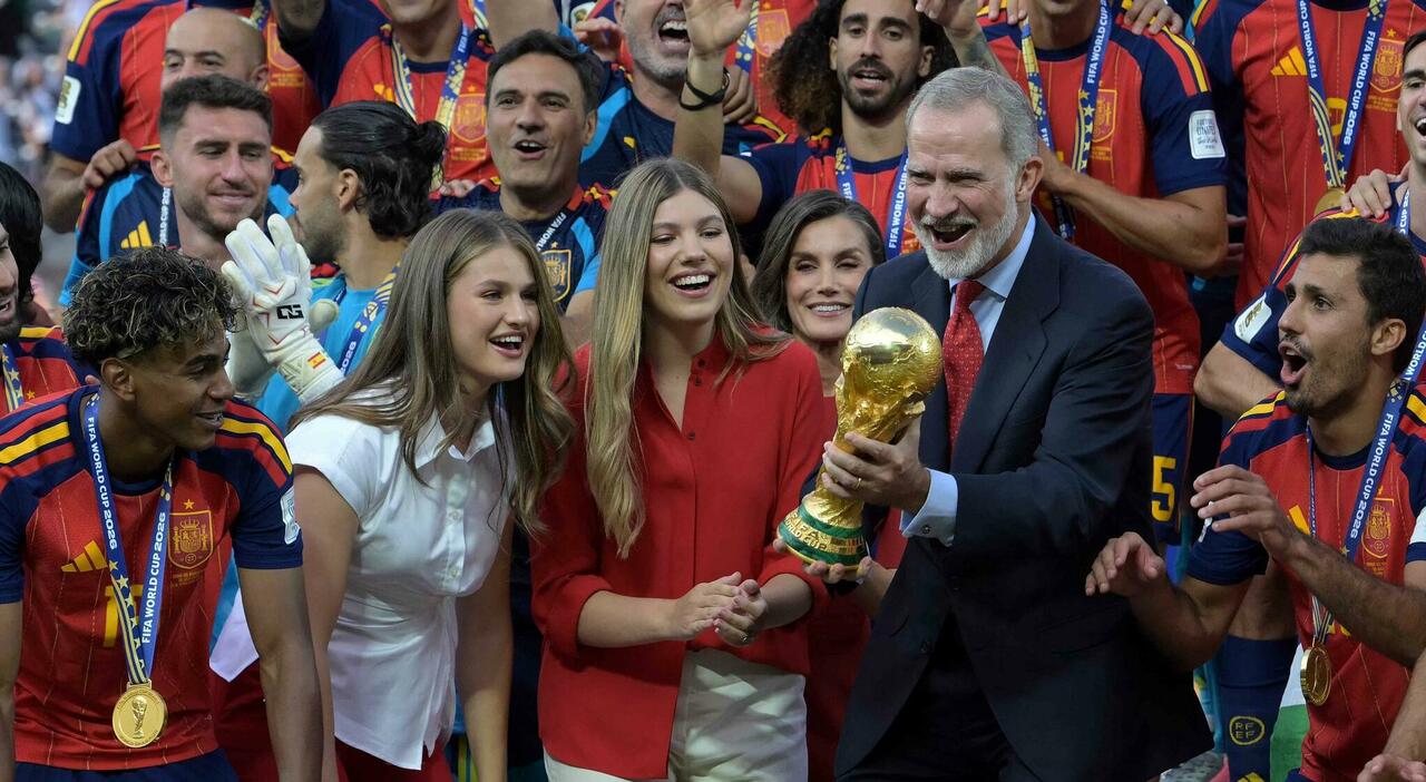 https://statics.cedscdn.it/photos/MED_HIGH/2026/07/20/9661936_20104847_famiglia_reale_spagna_mondiali.jpg