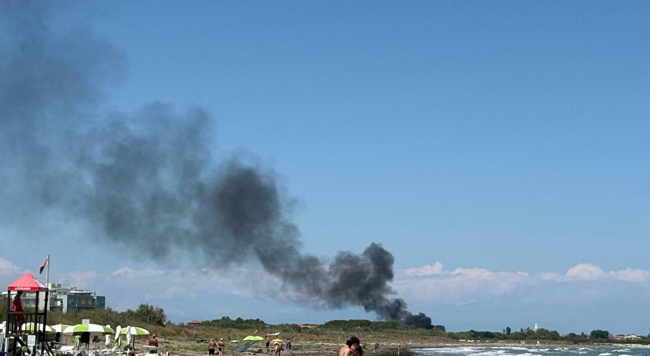 incendio ed esplosioni agli alberoni a fuoco un capanno e delle bombole di gas colonna di fumo visibile a chilometri da Ilgazzettino.it incendio ed esplosioni agli alberoni a fuoco un capanno e delle bombole di gas colonna di fumo visibile a chilometri