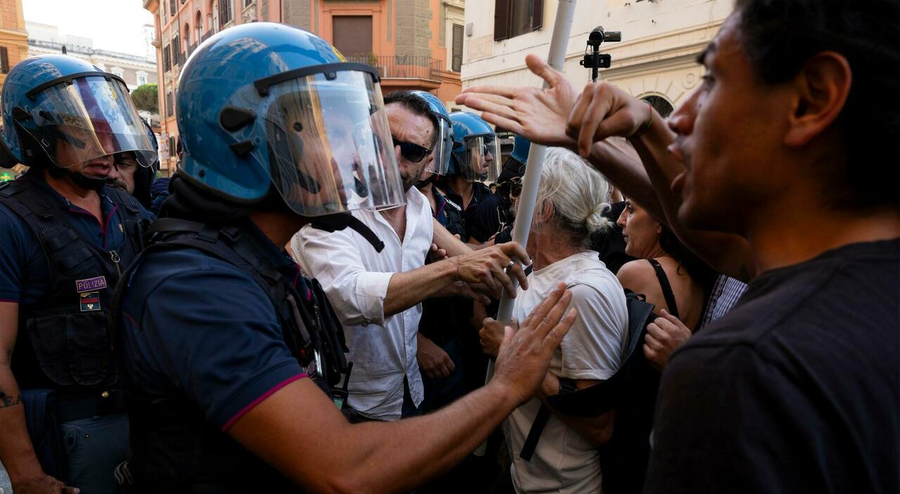 fakir morto a bologna tensione tra polizia e manifestanti assassini vergogna e la sorella sviene durante il presidio da Ilmessaggero.it fakir morto a bologna tensione tra polizia e manifestanti assassini vergogna e la sorella sviene durante il presidio