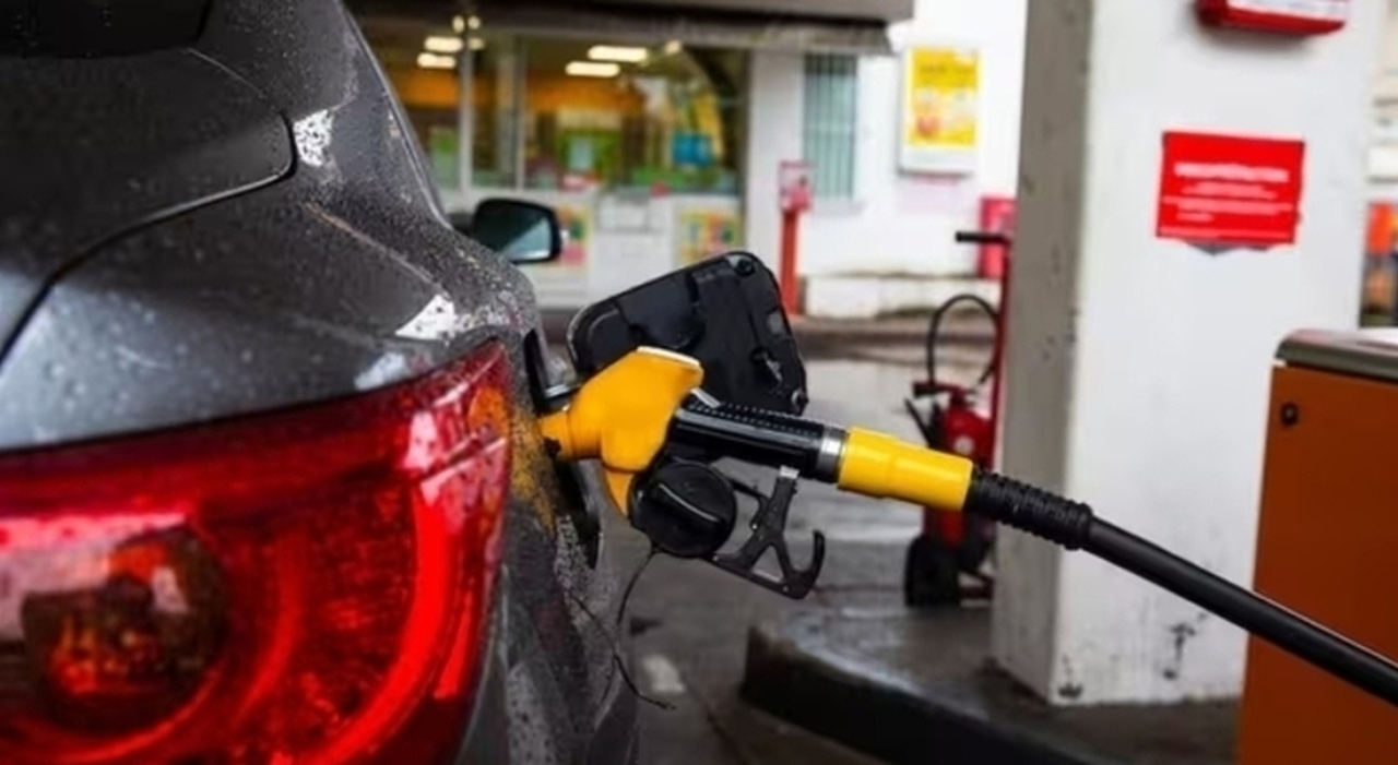 https://statics.cedscdn.it/photos/MED_HIGH/2026/07/20/9662563_20204856_guerra_prezzi_benzina_gasolio_aumenti.jpg