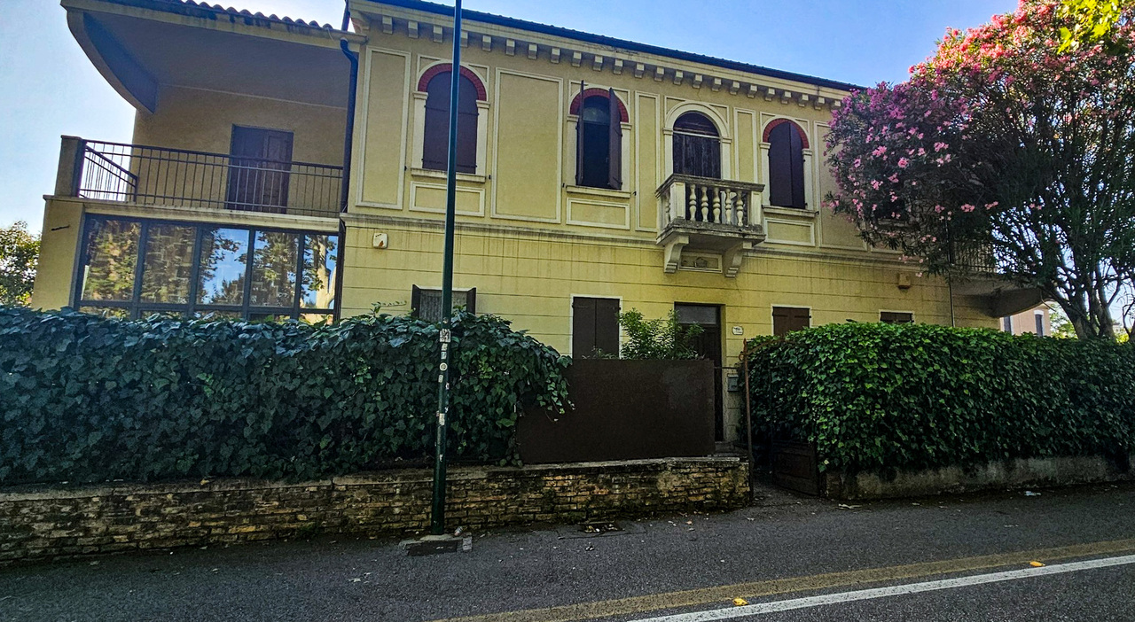 coniugi 60enni chiedono a un giovane di spostarsi dal cancello di casa lui liprende a pugni la donna cade a terra svenuta caccia al responsabile da Ilgazzettino.it coniugi 60enni chiedono a un giovane di spostarsi dal cancello di casa lui liprende a pugni la donna cade a terra svenuta caccia al responsabile