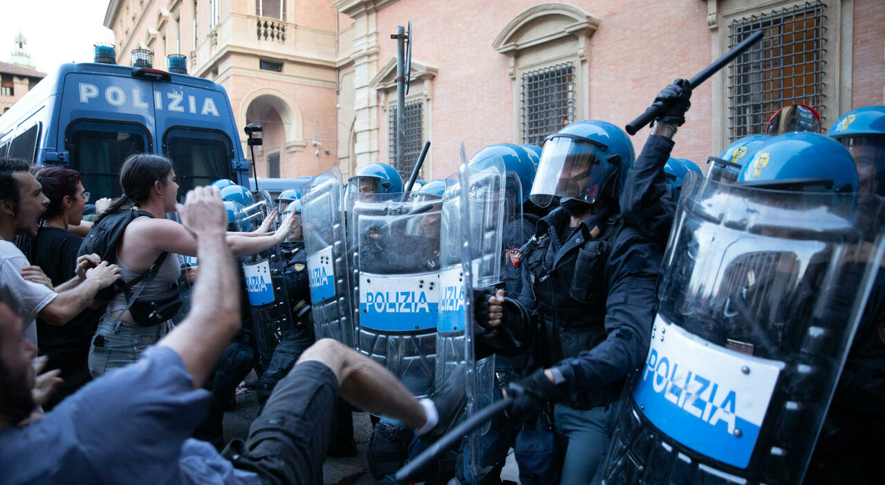 bologna idranti e lacrimogeni in piazza malore per la sorella di fakir la nipote verit224 e giustizia da Ilmessaggero.it bologna idranti e lacrimogeni in piazza malore per la sorella di fakir la nipote verit224 e giustizia