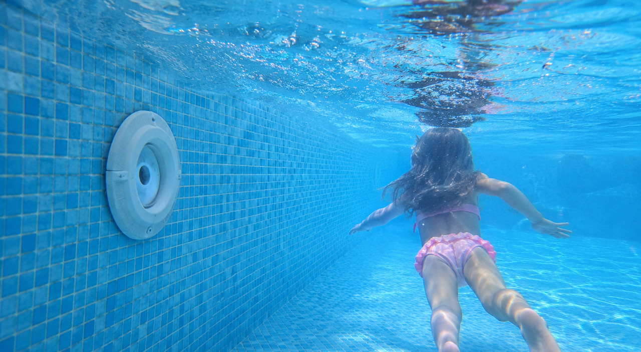 https://statics.cedscdn.it/photos/MED_HIGH/2026/07/21/9663922_21102506_bambina_risucchiata_bocchettone_piscina_salva_treviso.jpg