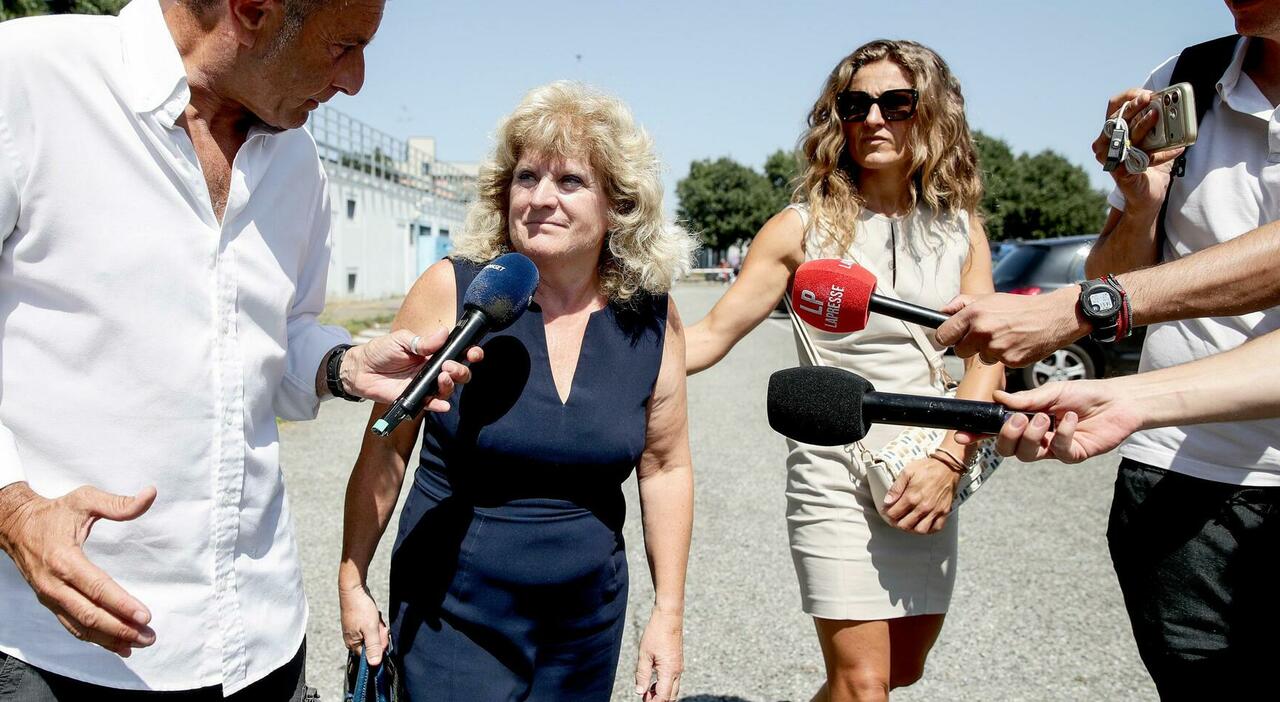 https://statics.cedscdn.it/photos/MED_HIGH/2026/07/21/9663932_21134400_mario_roggero_gioielleria_riaperta_moglie_figlie.jpg