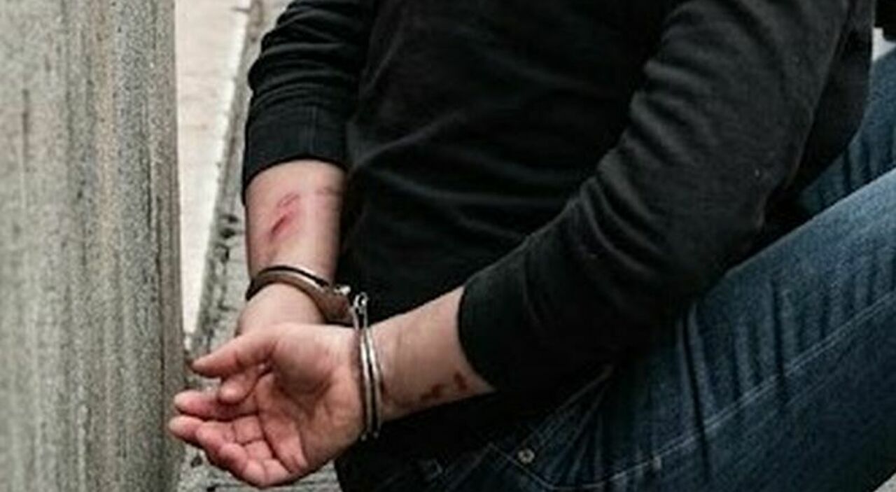 le manette si incastrano e la donna arrestata accusa un malore intervento dei vigili del fuoco per liberarla da Quotidianodipuglia.it le manette si incastrano e la donna arrestata accusa un malore intervento dei vigili del fuoco per liberarla