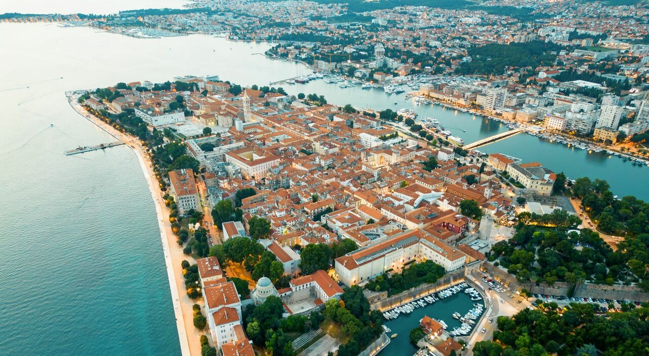 https://statics.cedscdn.it/photos/MED_HIGH/2026/07/21/9664299_21160635_viaggi_europa_croazia_zara_itinerari_vacanze.jpg