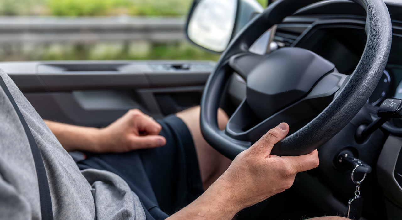 https://statics.cedscdn.it/photos/MED_HIGH/2026/07/21/9664469_21184339_driver_hands_steering_wheel_inside_car_driving_road_control_highway.jpg