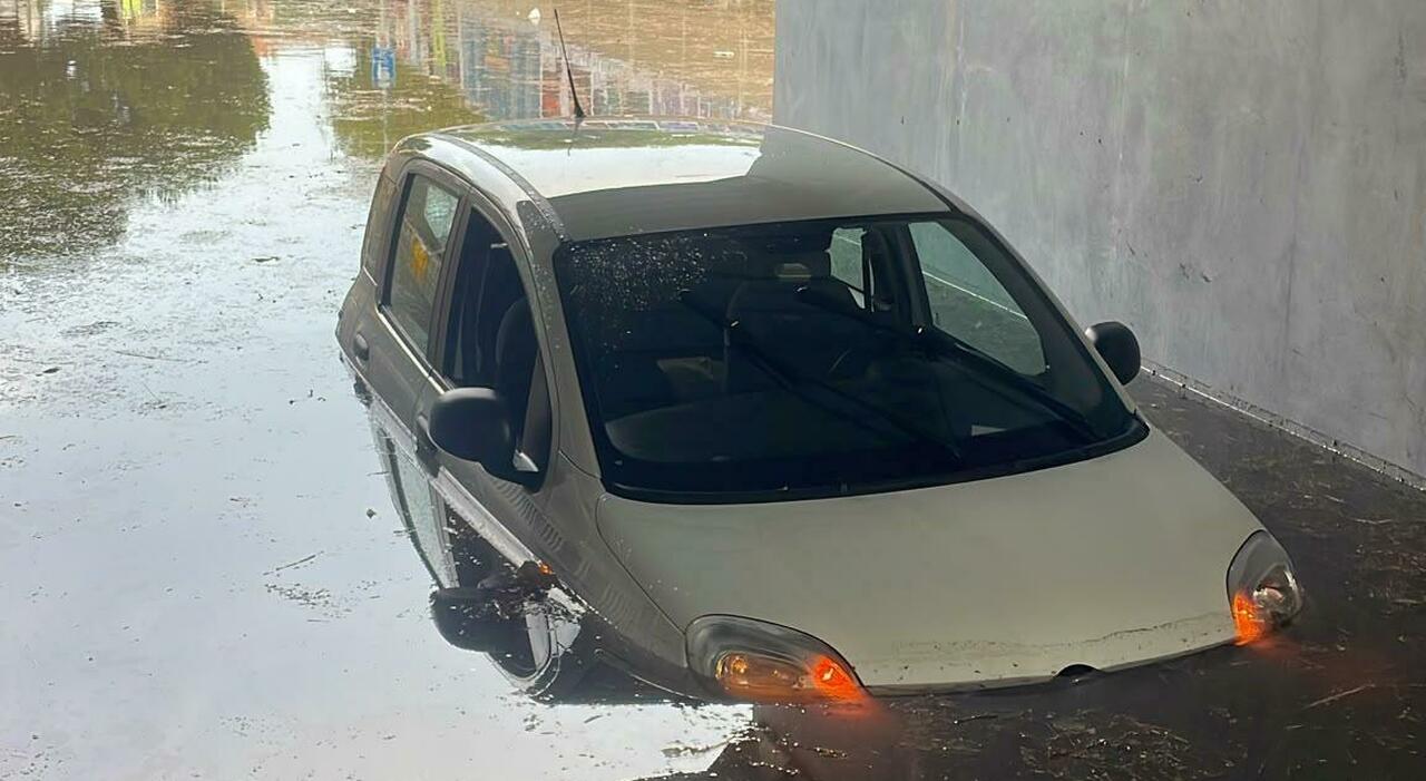 io bloccata nel sottopasso con il lunotto sfondato dallacqua porto recanati choc il racconto della donna di tolentino liberata dai passanti da Corriereadriatico.it io bloccata nel sottopasso con il lunotto sfondato dallacqua porto recanati choc il racconto della donna di tolentino liberata dai passanti