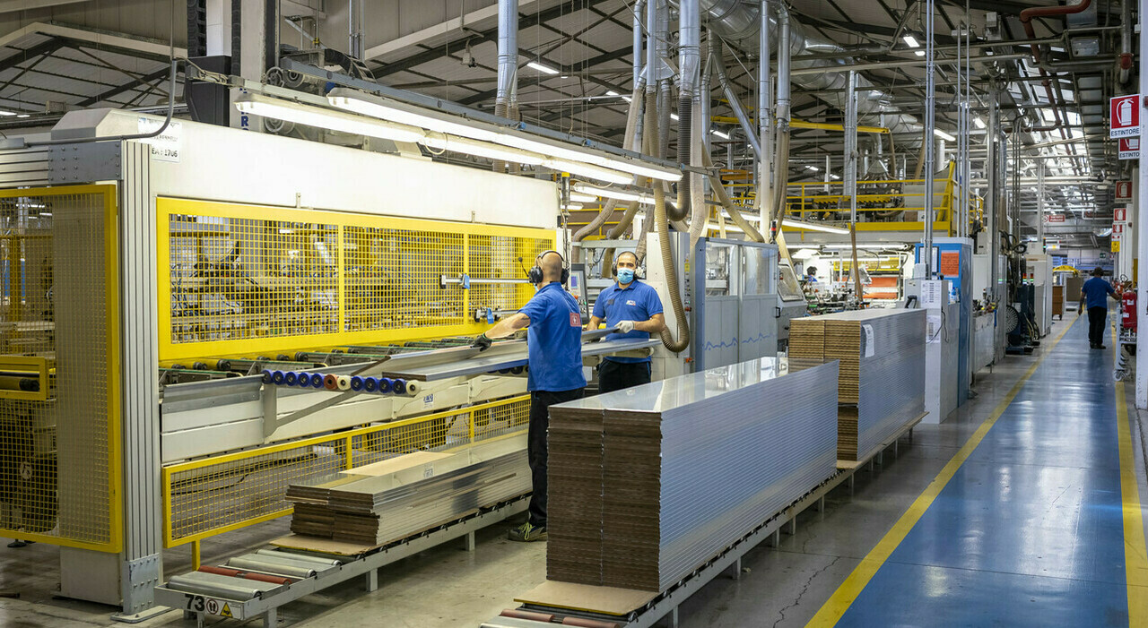 https://statics.cedscdn.it/photos/MED_HIGH/2026/07/22/9664775_22113923_6655875_27190059_lavoro_in_fabbrica.jpg