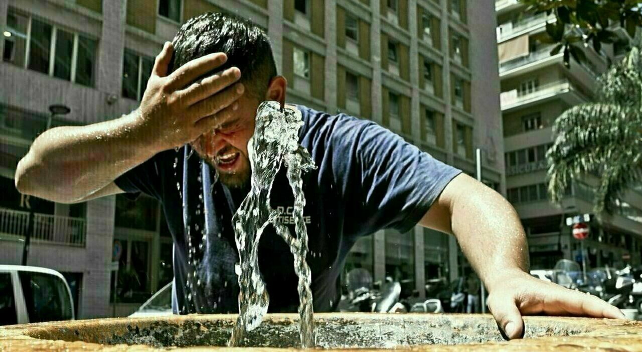 https://statics.cedscdn.it/photos/MED_HIGH/2026/07/22/9664825_22185843_caldo_acqua_quando_bere.jpg