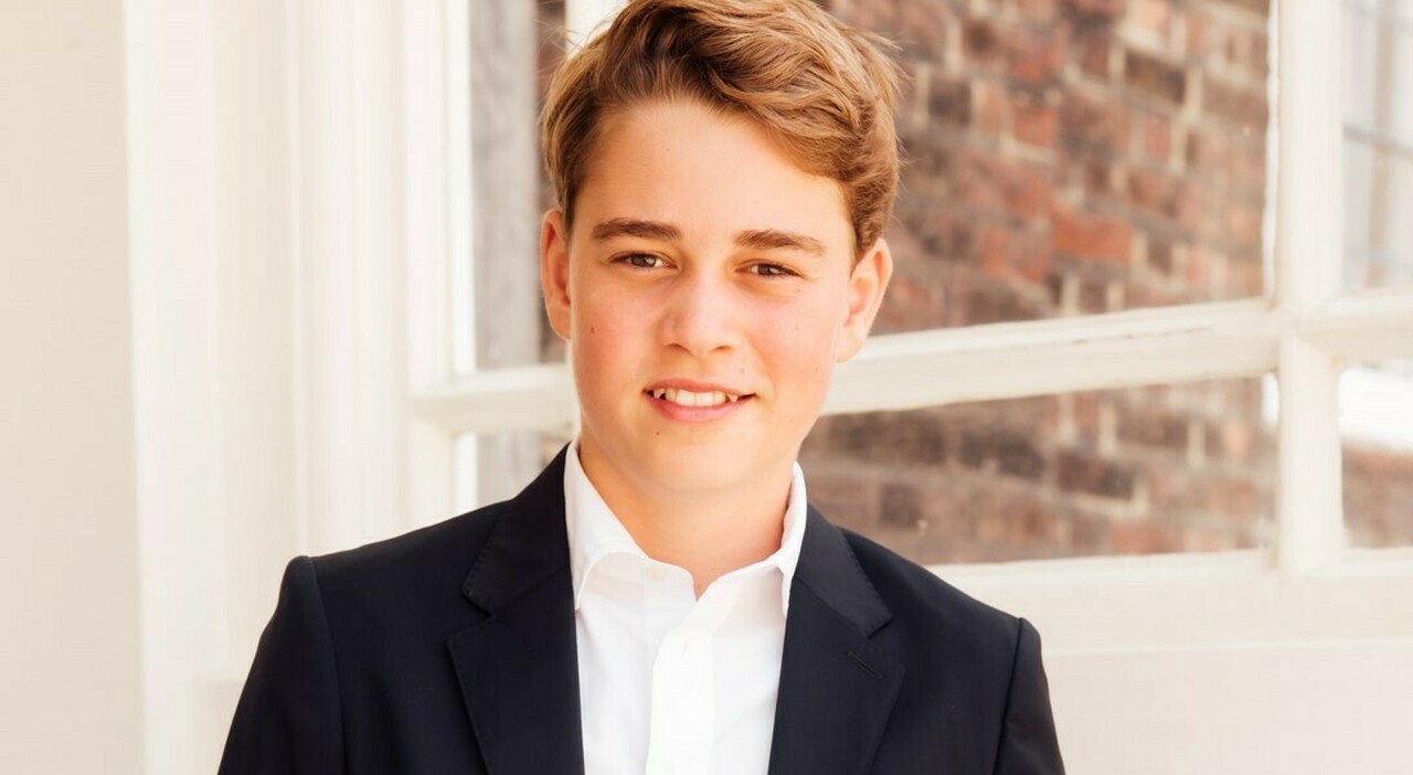 https://statics.cedscdn.it/photos/MED_HIGH/2026/07/22/9666060_22120436_principe_george_compie_13_anni_foto_teenager_kate_william.jpg